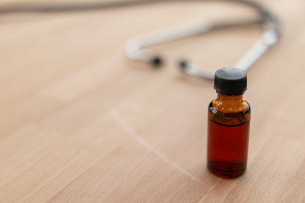 木制地板上的听诊器特写图片下载