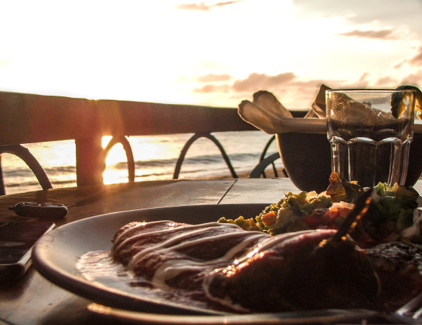 日落时分，海滩上的墨西哥美食图片下载