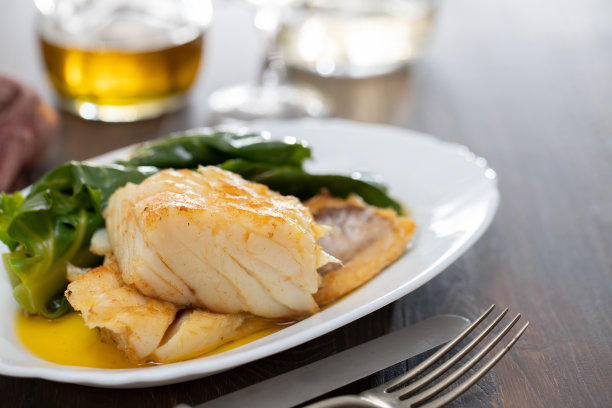 炒鳕鱼配卷心菜白碟图片下载