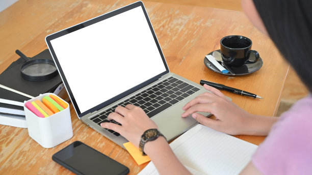 特写年轻女子工作与笔记本电脑，空屏幕显示。图片下载