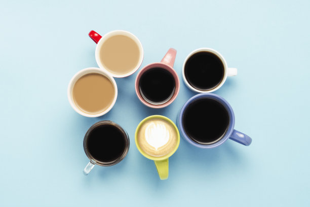 许多彩色的咖啡杯和咖啡饮料在蓝色的背景。概念早餐配咖啡，和朋友一起喝咖啡。平躺，俯视图图片下载