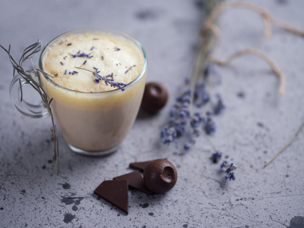 桌上放着薰衣草自制的卡布奇诺。温馨的早餐图片下载