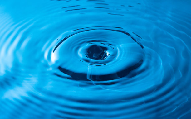 表面水滴水溅图片下载