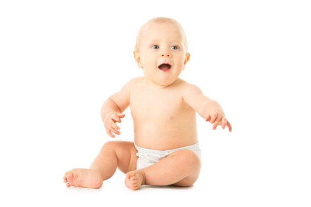 小男孩快乐的坐着。完整的长度图片下载