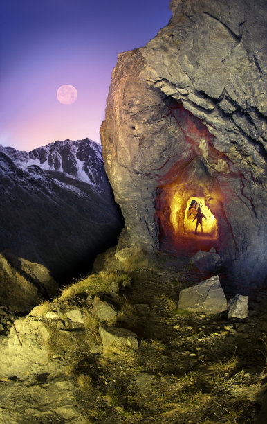 晚上在瑞士阿尔卑斯山的山洞里图片下载