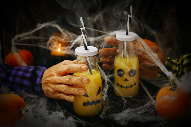 万圣节派对的橙色鸡尾酒图片下载