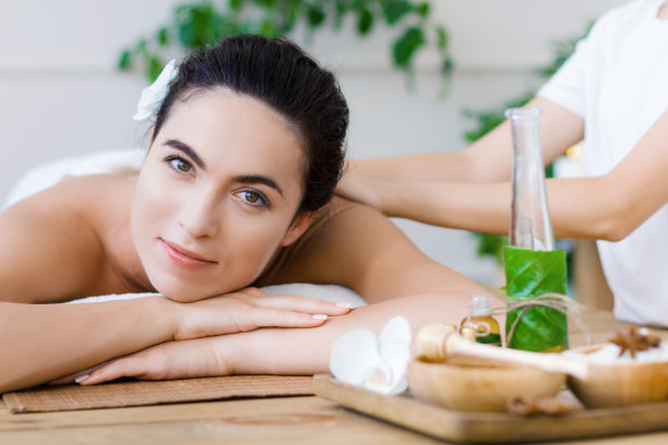 泰国阿育吠陀水疗沙龙按摩。卫生保健的概念图片下载