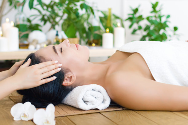 泰国阿育吠陀水疗沙龙按摩。卫生保健的概念图片下载