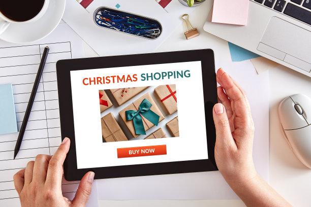 手使用平板电脑与圣诞购物概念的屏幕图片下载