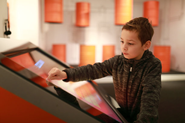 儿童使用触屏图片下载