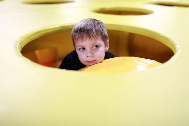 男孩在迷宫中玩耍图片下载