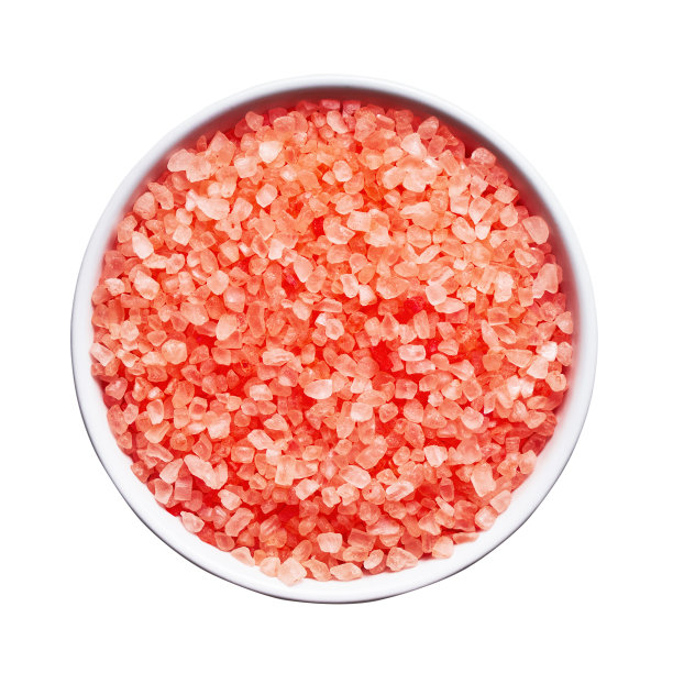水疗中心的概念。红色浴盐在碗孤立在白色背景与裁剪路径。俯视图图片下载