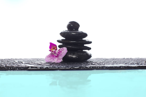 水疗和健康背景与黑色禅宗石和兰花花图片下载