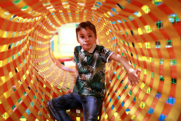 坐在试管里的孩子图片下载