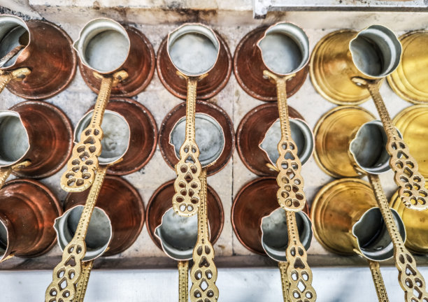 在一排铜咖啡壶俯视图图片下载
