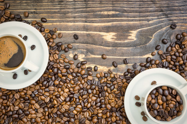 一杯咖啡和烘培咖啡豆图片下载