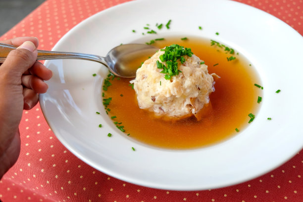 年轻女子在吃德国土豆饺子图片下载