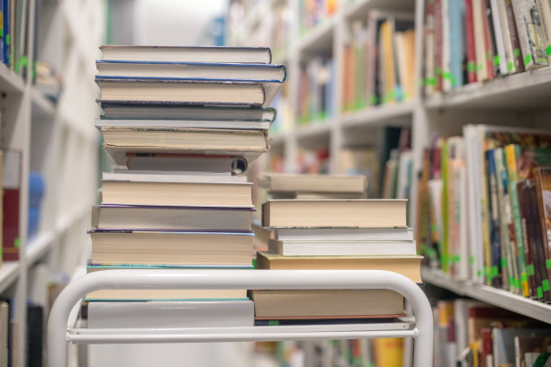 图书馆书架上的书图片下载
