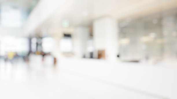 清洁医院走廊模糊抽象背景。地板较轻的办公室过道视线模糊。酒店大堂和等候区模糊不清。商场活动大厅散焦空区图片下载