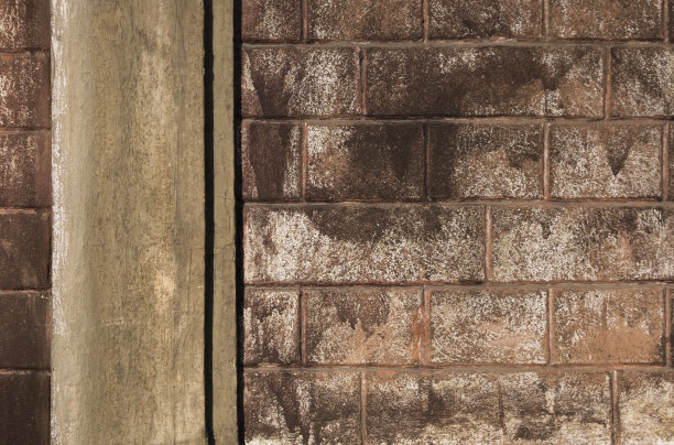 棕色旧砖砌成的墙。图片下载