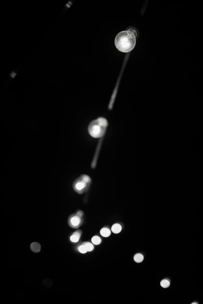 晚上的灯泡图片下载