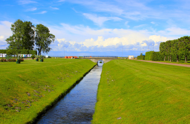 公园有运河，有桥，天空有云图片下载