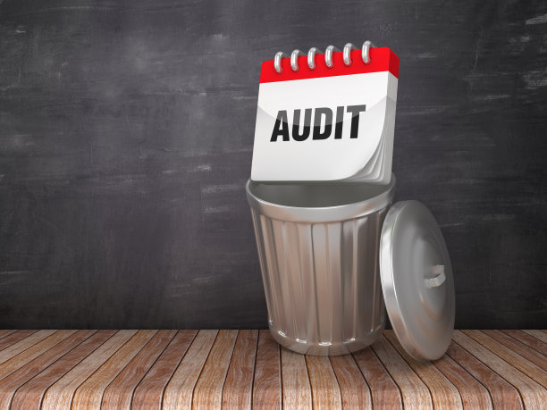 垃圾桶与审计日历在黑板背景- 3D渲染图片下载