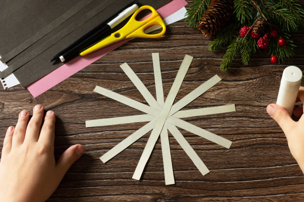 孩子们用牛皮纸粘上象征2020年的礼物——一只玩具鼠标。手工制作的。儿童创意项目，工艺品，儿童工艺品。图片下载