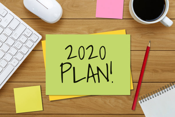 2020年新年决心目标清单——在商务办公桌上手写的笔记本上列出新年目标和决心。图片下载