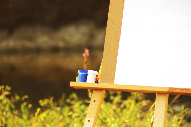 用颜料在自然背景上作画的画架图片下载