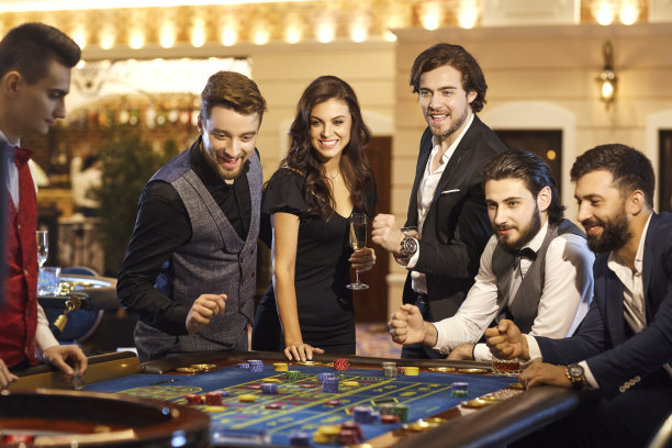 朋友们在赌场的轮盘赌桌上下注。图片下载