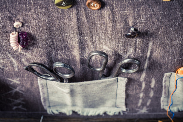 缝纫垫与剪刀在复古裁缝垫的特写图片下载