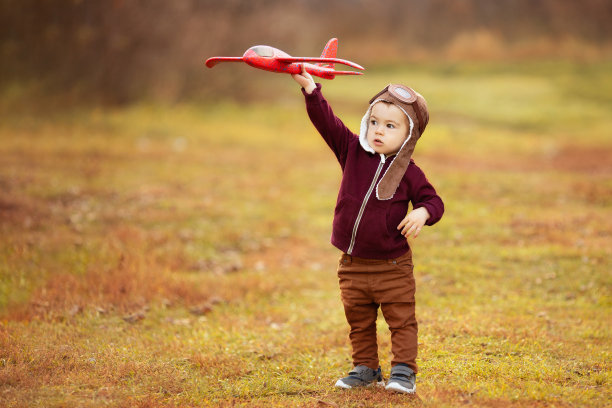 小男孩玩飞机图片下载