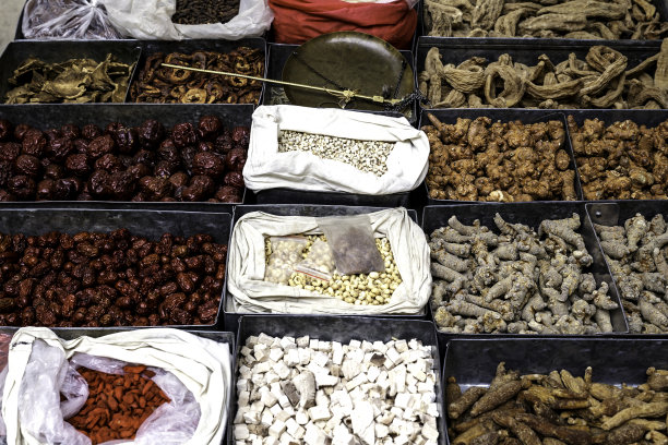 中国的干根香料和浆果图片下载