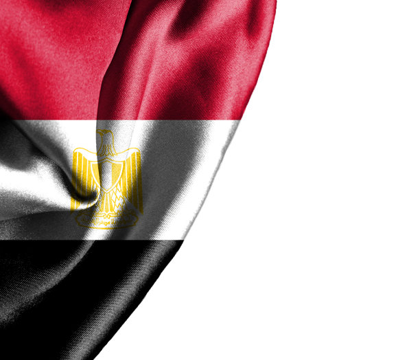 白色背景上飘扬的埃及丝绸旗帜图片下载