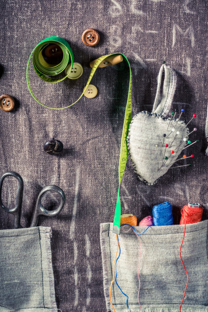 用纽扣、针和线做背景图片下载