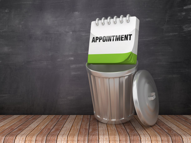 垃圾桶与约会日历在黑板背景- 3D渲染图片下载