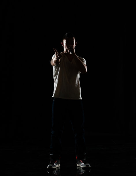 全长/一人/一人/正面观看20-29岁的成年英俊的人白人男性/年轻男子歌手/音乐家站/舞蹈在黑色背景穿着帆布鞋/牛仔裤/裤子/ t恤/衬衫图片下载