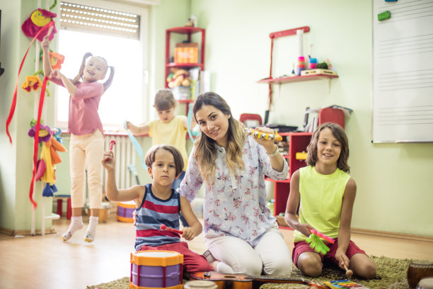 她喜欢和孩子们在一起。图片下载