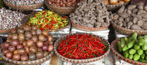 越南河内当地市场出售的热带香料和水果图片下载