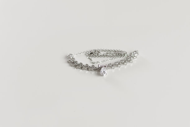 给新娘的配饰。仿珠宝-抛光银项链上的白色背景。放置文字、广告。图片下载