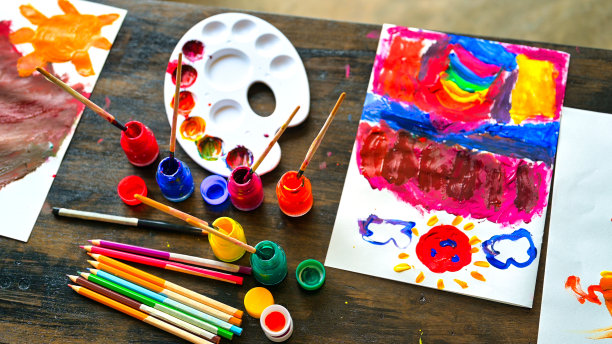 水彩笔，刷子，水和一张白纸放在木桌上。图片下载