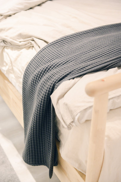 色彩柔和的卧室，舒适的床和枕头图片下载