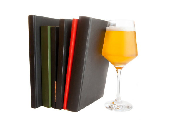 啤酒与书籍图片下载
