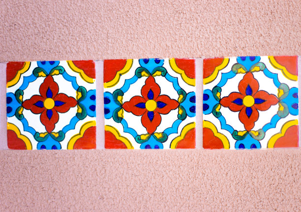 圣达菲风格:古董墨西哥塔拉维拉瓷砖，土坯墙图片下载