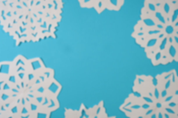 美丽的装饰雪花剪纸在蓝色的背景。圣诞和新年设计照片图片下载