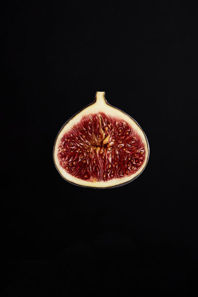 在黑色背景上切无花果。健康的水果图片下载