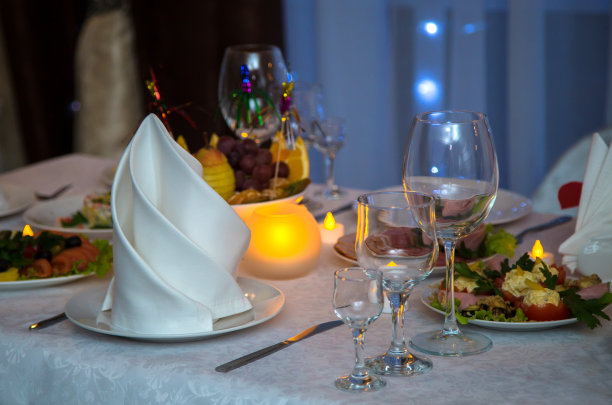 漂亮的节日餐桌摆设。白色的桌布和白色的餐巾图片下载