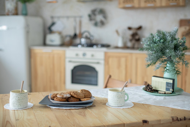 色彩柔和，明亮舒适的厨房。厨房用圣诞装饰来装饰。新的一年图片下载
