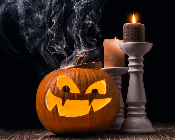 有蜡烛和神秘烟雾的万圣节南瓜图片下载